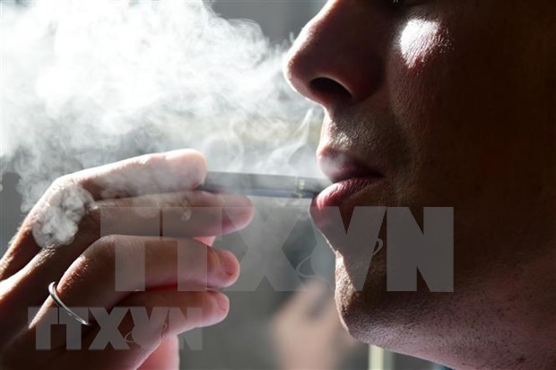 Эксперты поднимают тревогу по поводу курения электронных сигарет среди молодежи hinh anh 1