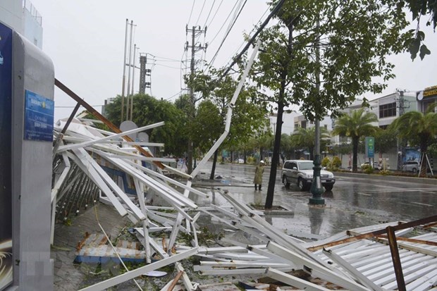 Ураган “Молаве” разрушает центральные провинции hinh anh 10
