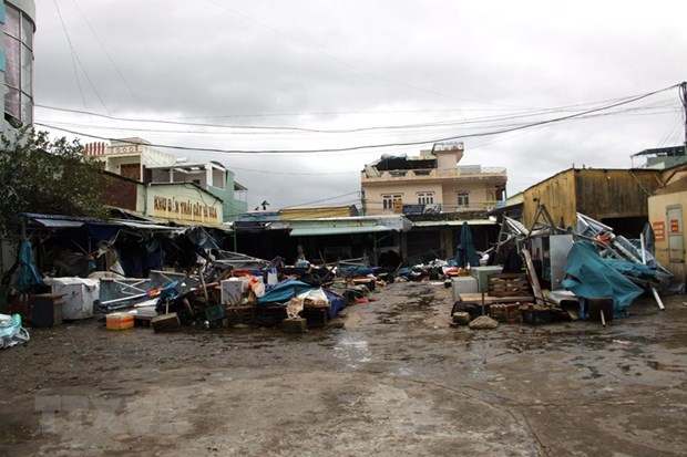 Ураган “Молаве” разрушает центральные провинции hinh anh 4