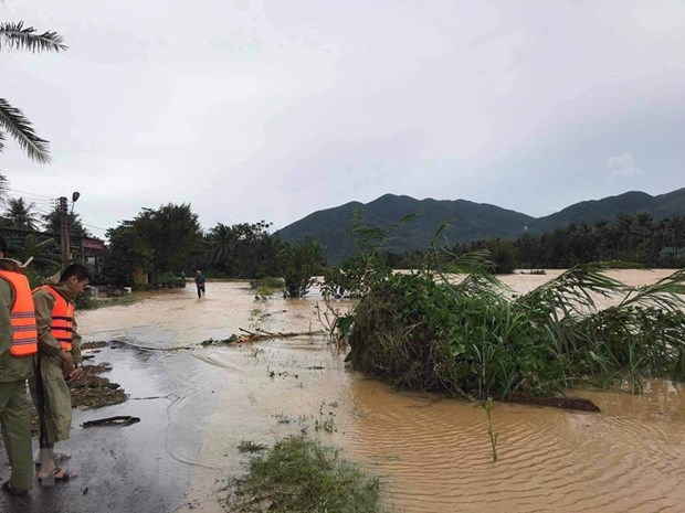 Ураган “Молаве” разрушает центральные провинции hinh anh 9