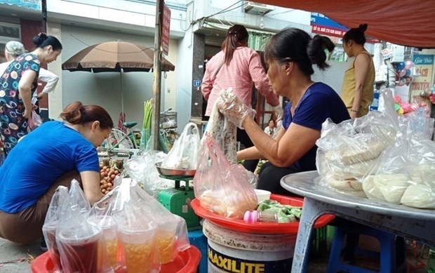 Несмотря на кампанию, рынки Ханоя по-прежнему наводнены пластиковыми отходами hinh anh 1