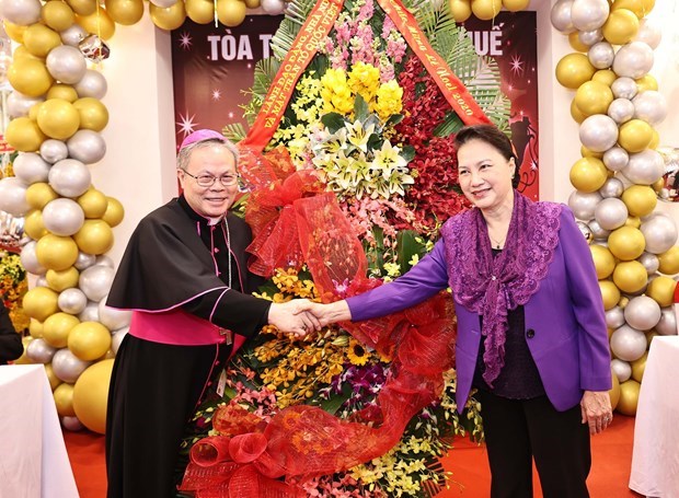 Перед Рождеством председатель НС посетила архиепископию Хюэ hinh anh 1