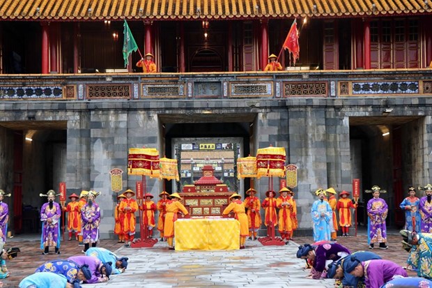 В Тхыатхиен-Хюэ прошла церемония раздачи календаря hinh anh 1