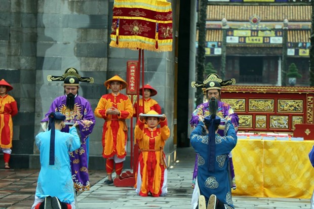 В Тхыатхиен-Хюэ прошла церемония раздачи календаря hinh anh 3