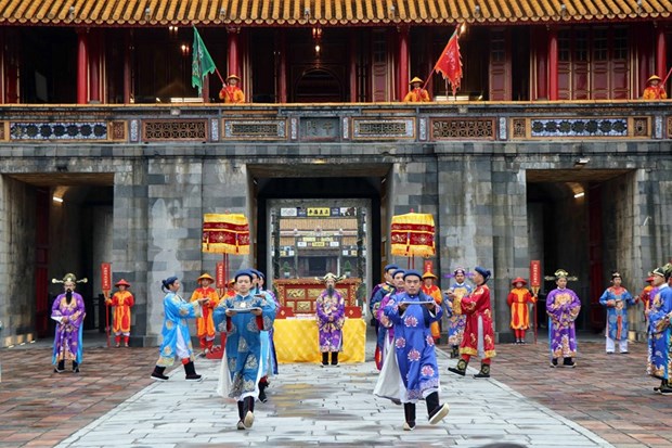 В Тхыатхиен-Хюэ прошла церемония раздачи календаря hinh anh 4