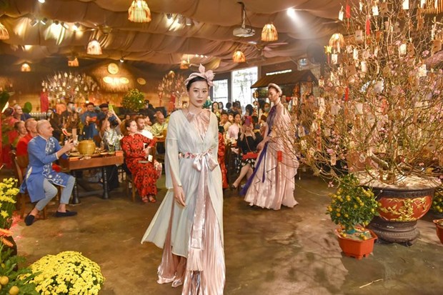 Международные друзя с удовольствием в платьем аозаи испытывают в себе вьетнамскии традиционныи Тэт hinh anh 10