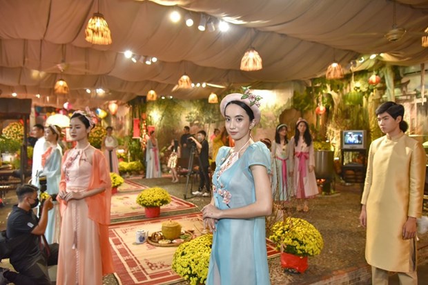 Международные друзя с удовольствием в платьем аозаи испытывают в себе вьетнамскии традиционныи Тэт hinh anh 11