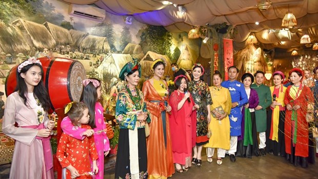Международные друзя с удовольствием в платьем аозаи испытывают в себе вьетнамскии традиционныи Тэт hinh anh 12