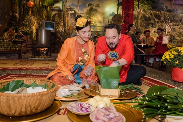 Международные друзя с удовольствием в платьем аозаи испытывают в себе вьетнамскии традиционныи Тэт hinh anh 14