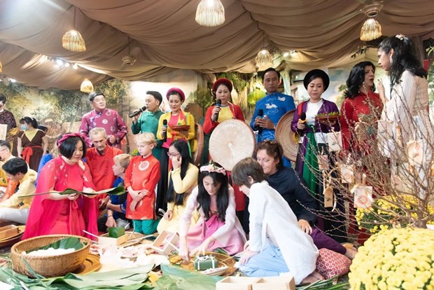 Международные друзя с удовольствием в платьем аозаи испытывают в себе вьетнамскии традиционныи Тэт hinh anh 15