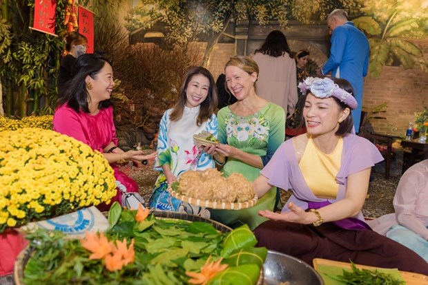 Международные друзя с удовольствием в платьем аозаи испытывают в себе вьетнамскии традиционныи Тэт hinh anh 17