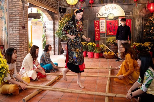 Международные друзя с удовольствием в платьем аозаи испытывают в себе вьетнамскии традиционныи Тэт hinh anh 22