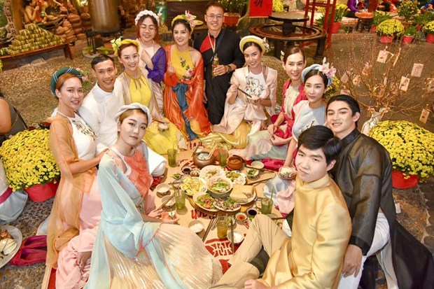Международные друзя с удовольствием в платьем аозаи испытывают в себе вьетнамскии традиционныи Тэт hinh anh 25