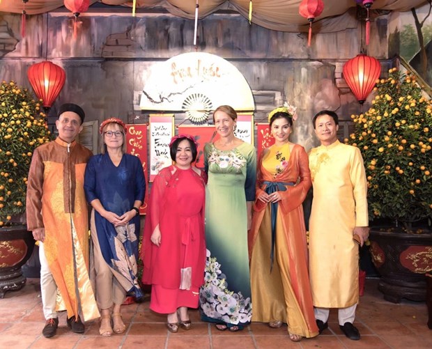 Международные друзя с удовольствием в платьем аозаи испытывают в себе вьетнамскии традиционныи Тэт hinh anh 2