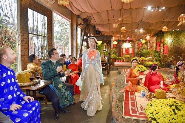 Международные друзя с удовольствием в платьем аозаи испытывают в себе вьетнамскии традиционныи Тэт hinh anh 9