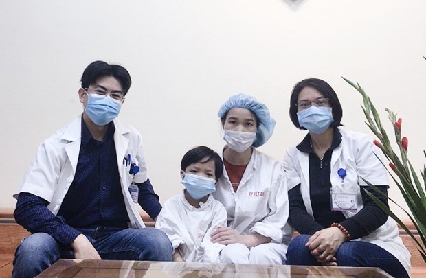 Самыи молодои пациент после трансплантации сердца во Вьетнаме выписан из больницы hinh anh 1