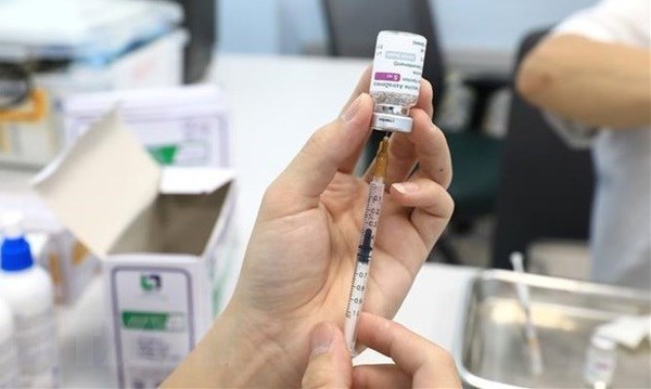 Рабочие в Бакжанге и Бакнине получают вакцинацию от COVID-19 hinh anh 1