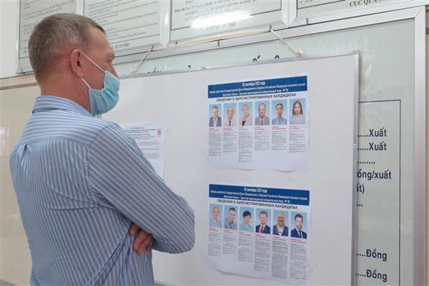 Граждане России в Ханхоа голосуют на выборах в законодательные органы на фоне COVID-19 hinh anh 1