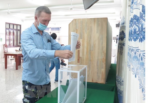 Граждане России в Ханхоа голосуют на выборах в законодательные органы на фоне COVID-19 hinh anh 2