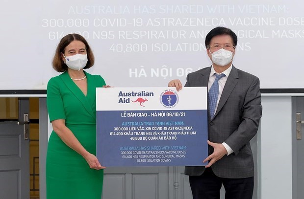Вьетнам получил 300.000 доз вакцины AstraZeneca из Австралии hinh anh 1