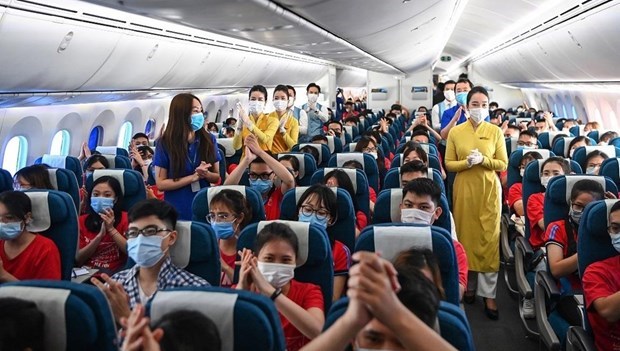 Vietnam Airlines доставляют домои студентов-волонтеров и медицинских работников hinh anh 1