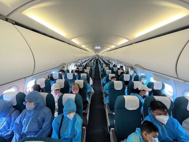 Vietnam Airlines доставили в Дананг более 330 человек и медицинских работников hinh anh 1