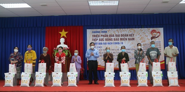 30.000 пакетов помощи доставлены людям, пострадавшим от пандемии, в Анжанге hinh anh 1