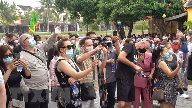 Первые иностранные посетители по схеме вакцинных паспортов вакцины наслаждаются туром по Хоиану hinh anh 2