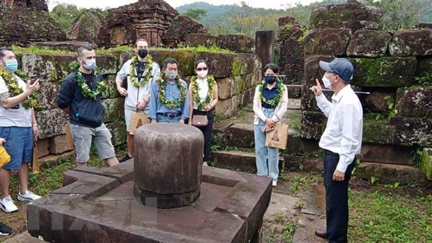 Иностранные туристы возвращаются в святилище Мишон после перерыва из-за пандемии hinh anh 1