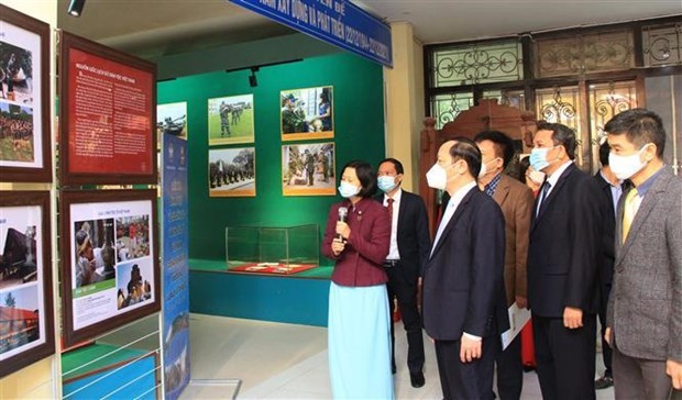 В Бакжанге открылась выставка по этническим и религиозным вопросам hinh anh 1