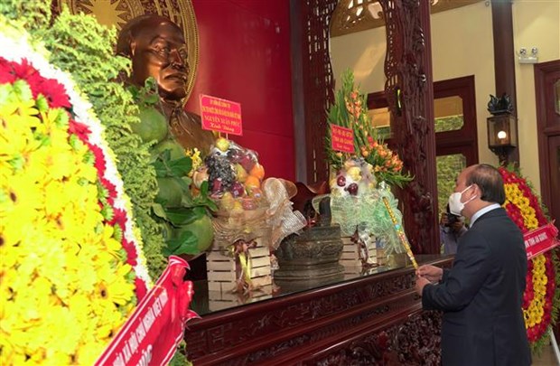 Президент Нгуен Суан Фук вознес благовония в память о президенте Тон Дык Тханге hinh anh 1