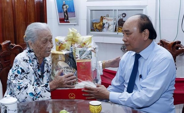 Президент Нгуен Суан Фук вознес благовония в память о президенте Тон Дык Тханге hinh anh 2