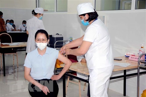Во Вьетнаме ускоряют вакцинацию против COVID-19 для обеспечения безопасности граждан во время Тэт hinh anh 1