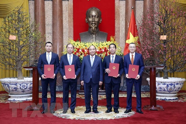 Президент вручил решение о назначении послов Вьетнама в странах hinh anh 1