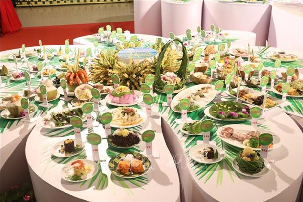 В Бенче вручили сертификат об установлении мирового рекорда в приготовлении 222 блюд из кокоса hinh anh 1