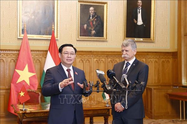 Европеиская общественность обращает большое внимание на визит председателя НС Выонг Динь Хюэ в Венгрию hinh anh 1