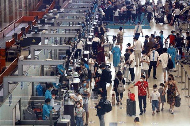 Количество пассажиров в аэропорту Ноибаи резко растет, превышая проектную мощность hinh anh 1
