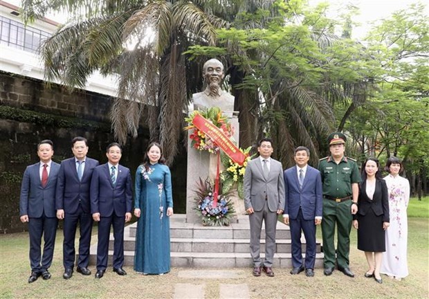 Вице-президент Во Тхи Ань Суан возложила цветы к памятнику Хо Ши Мину на Филиппинах. hinh anh 1