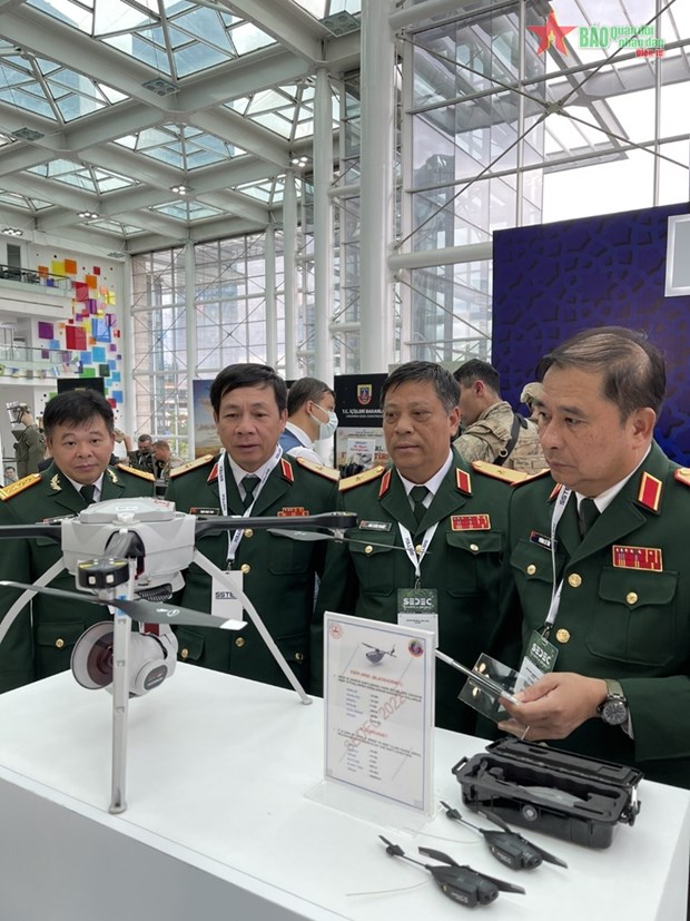 Делегация минобороны Вьетнама приняла участие в выставке обороннои промышленности SEDEC-2022 hinh anh 1