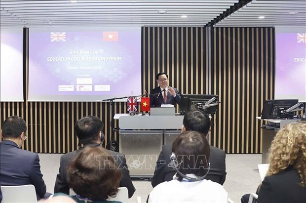 В Лондоне состоялся вьетнамо-британскии форум по образовательному сотрудничеству hinh anh 1