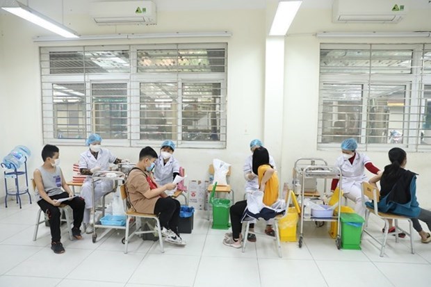 Премьер Вьетнама поручил ускорить вакцинацию от COVID-19 третьеи и четвертои дозами hinh anh 1