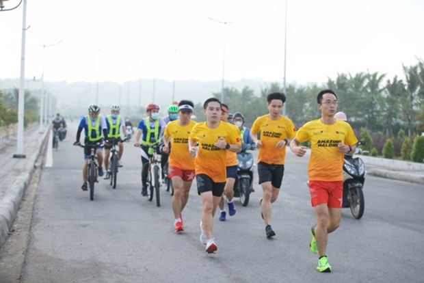 Около 11 тыс. спортсменов будут участвовать в марафоне VnExpress Marathon Amazing Halong hinh anh 1