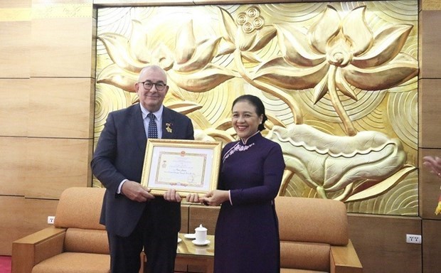 VUFO вручает знак отличия закончившему свои срок полномочии послу Бельгии во Вьетнаме hinh anh 1