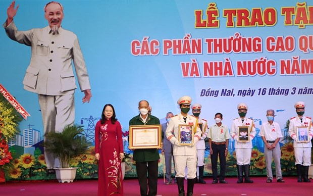 Вице-президент Во Тхи Ань Суан вручила награды коллективам и частным лицам в провинции Донгнае hinh anh 1