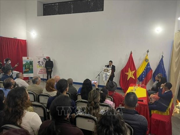 Воздание почести партизанам из Каракаса, участвовавшим в операции «Нгуен Ван Чои» в Венесуэле hinh anh 1