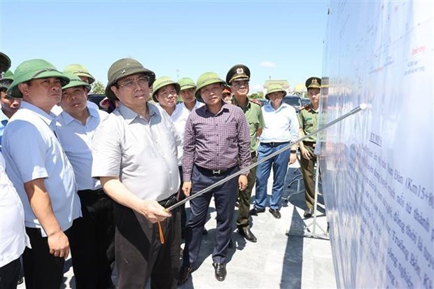 Премьер-министр посетил ключевые проекты в провинции Нгеан hinh anh 1