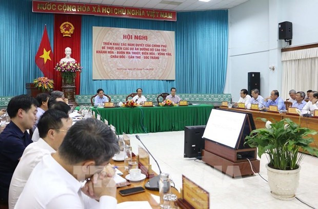 Импульс развития экономики благодаря новым скоростным автомагистралям на юге Вьетнама hinh anh 1