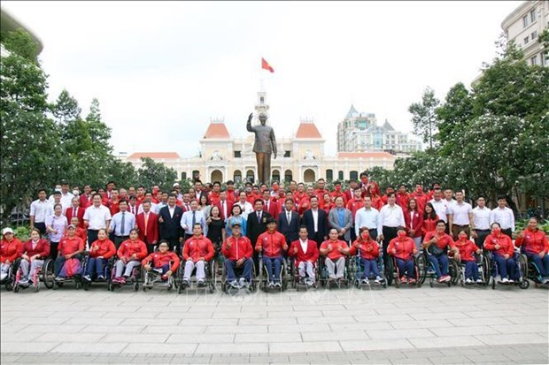 Вьетнамскии флаг развевается на Паралимпииских играх АСЕАН-2022 hinh anh 1