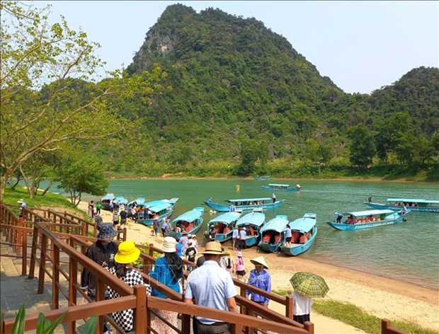 Количество туристов в провинции Куангбинь растет во время праздника hinh anh 1