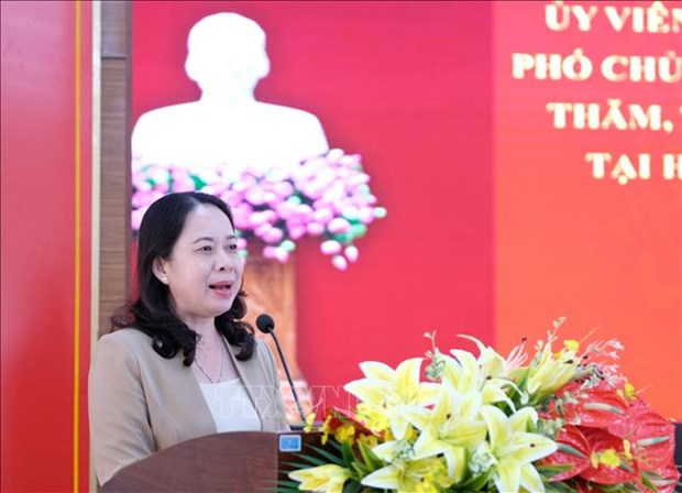 Вице-президент Во Тхи Ань Суан вручила подарки бедным семьям и посетила раионы, представляющие типичную экономическую модель hinh anh 1
